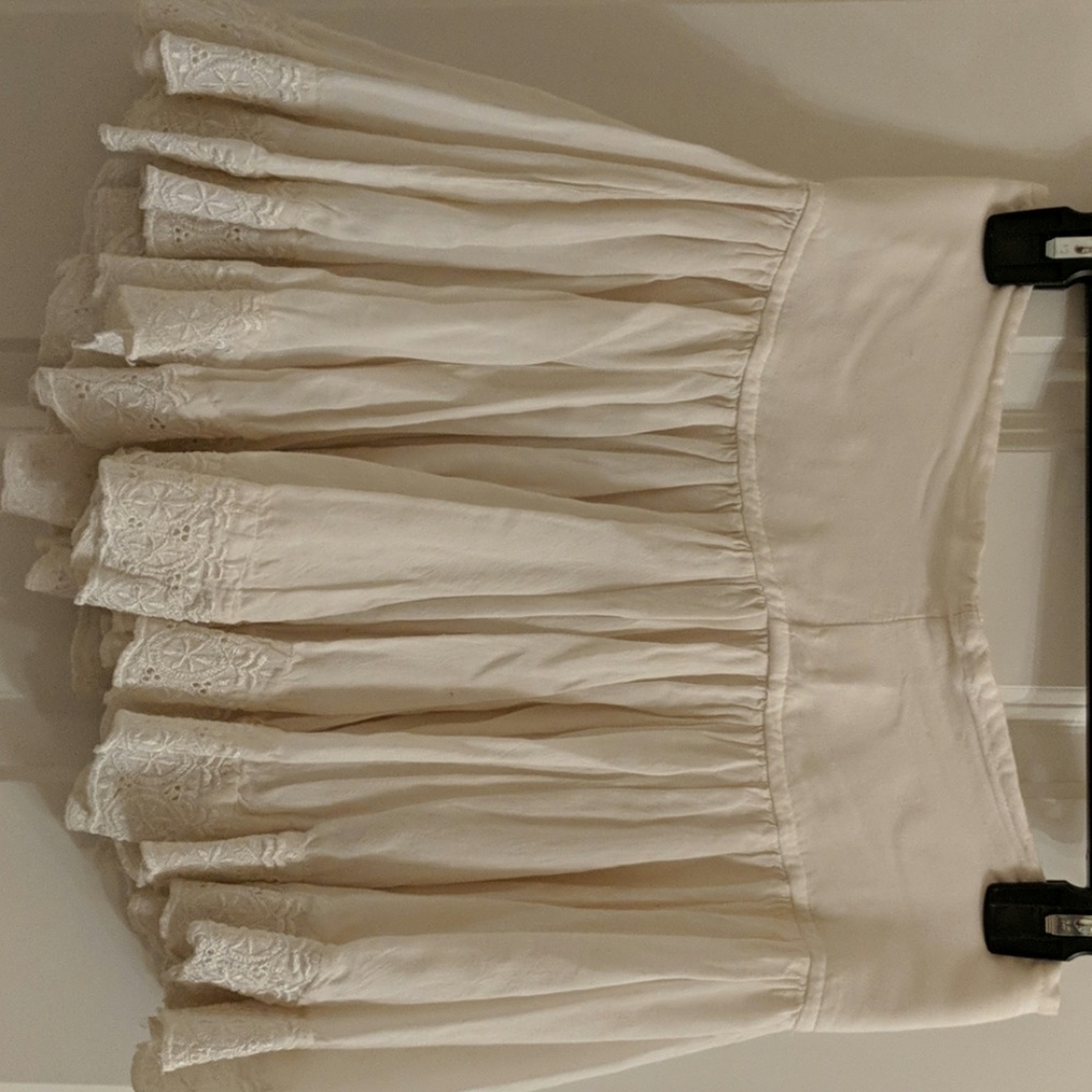 Adorable flouncy short skirt